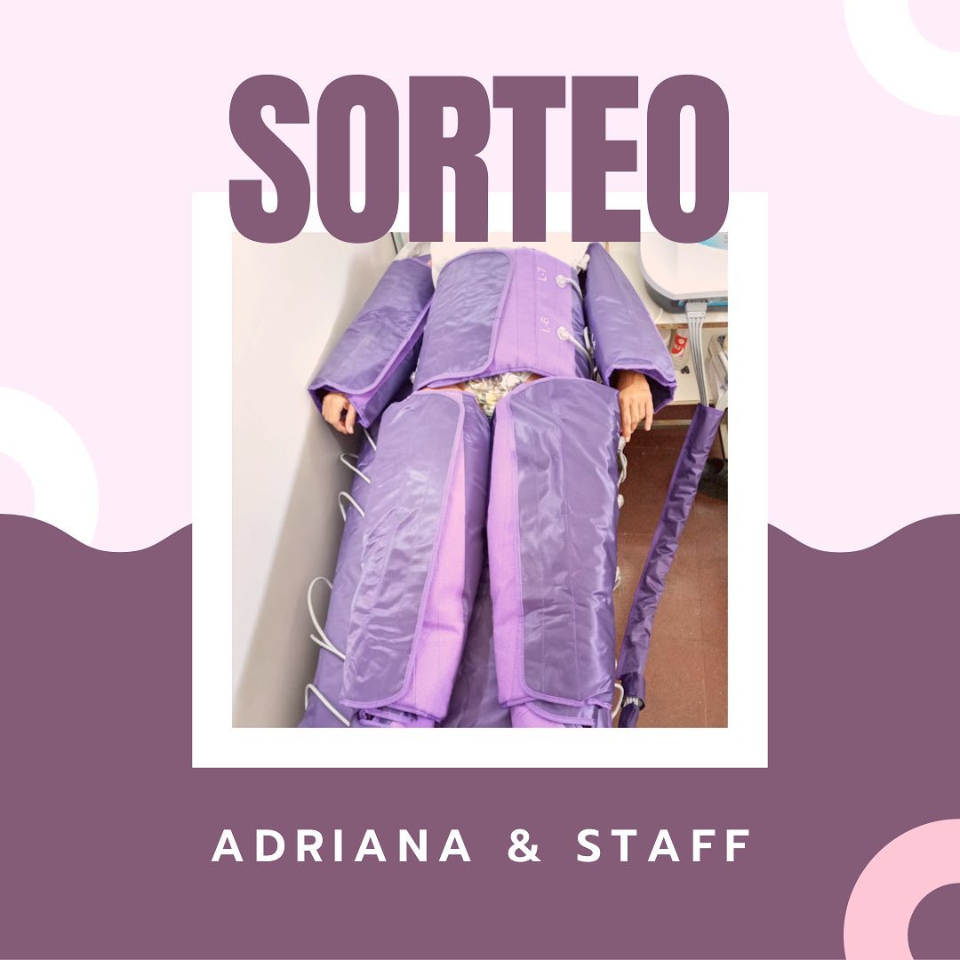 Una clienta recostada en camilla con el traje de presoterapia en piernas, abdomen y brazos, conectado al equipo